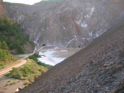 Fotos de la Muntanya de Sal de Cardona. Muntanya de residus salins amb xemeneies. Flora i formacions argiloses dels voltants de la Vall Salina. 15/062006
